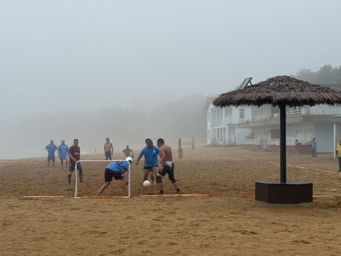 ビーチサッカーする男性たち
