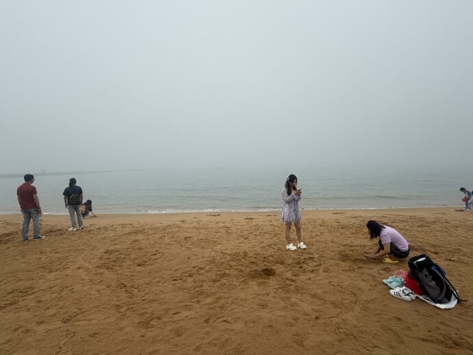 人もまばらなビーチ