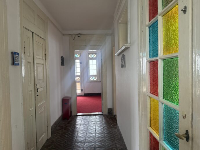 ステンドグラスと廊下