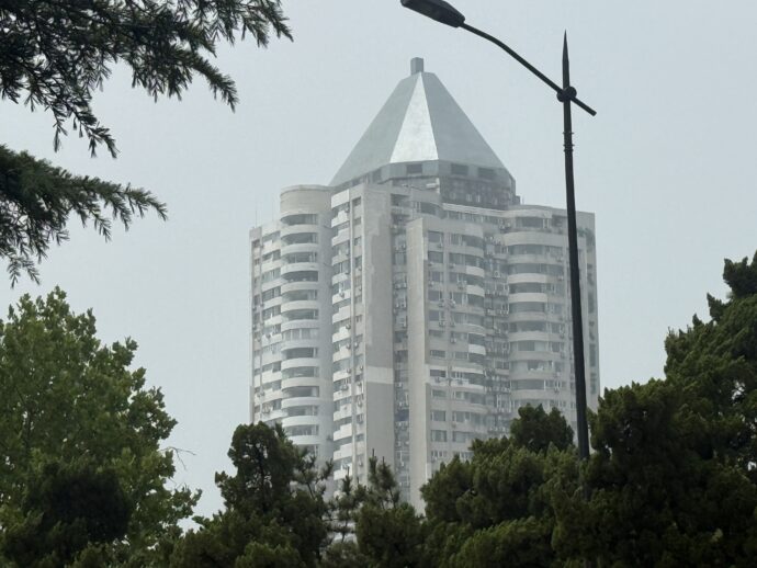 変わった屋根の建物