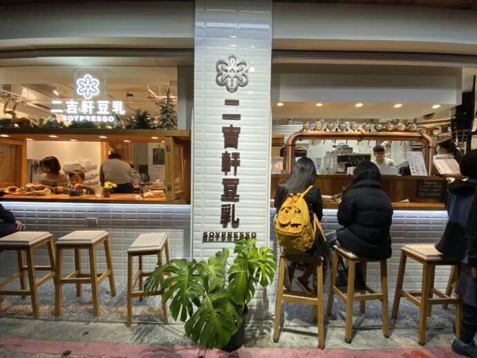 オープンなカフェ