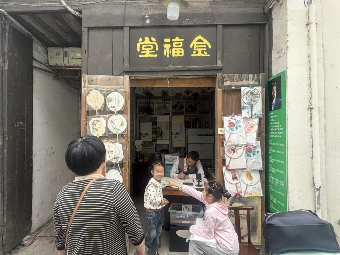 うちわに似顔絵を描く