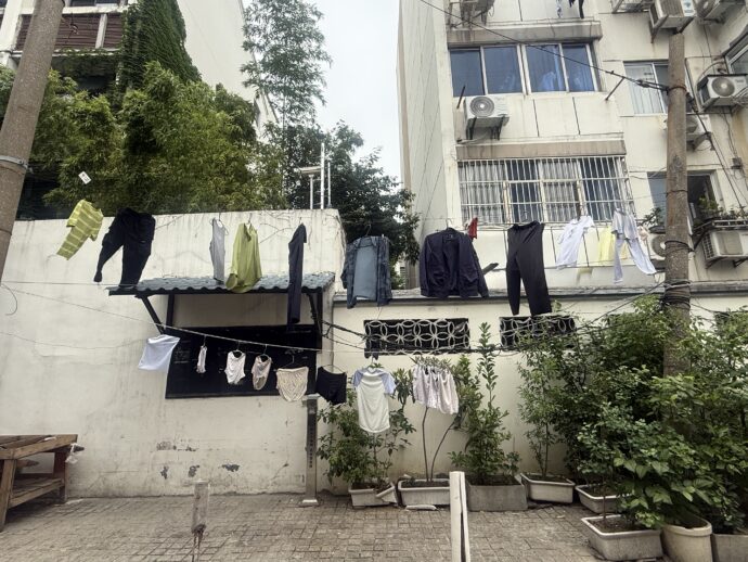 屋外で干される洗濯物