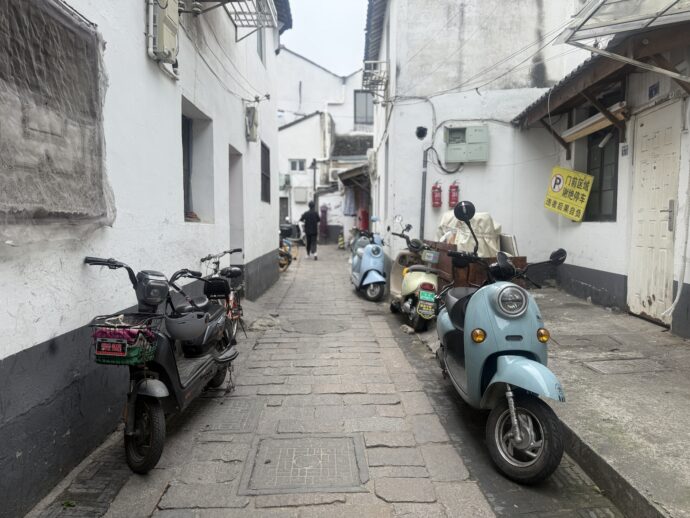 路地裏の電動バイク