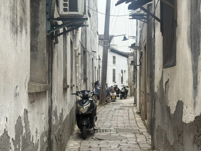 路地裏の電動バイク