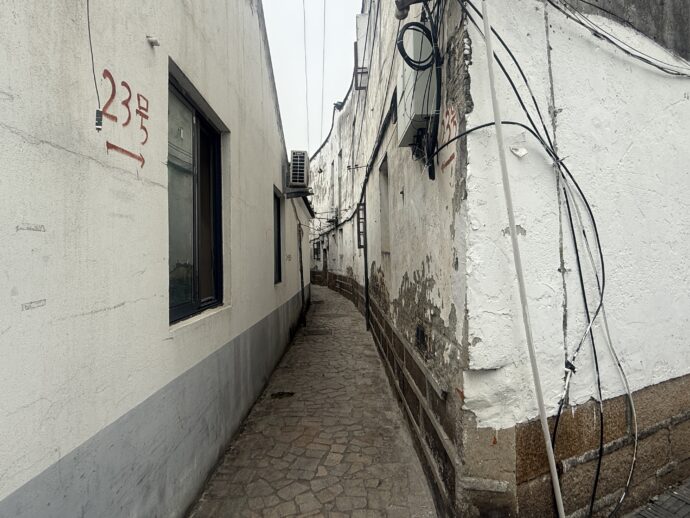 路地裏の狭い道