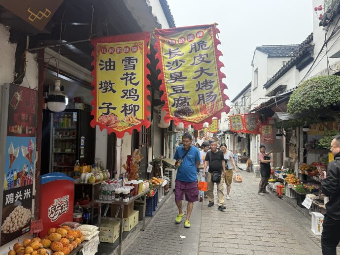 旗が吊るされた通り