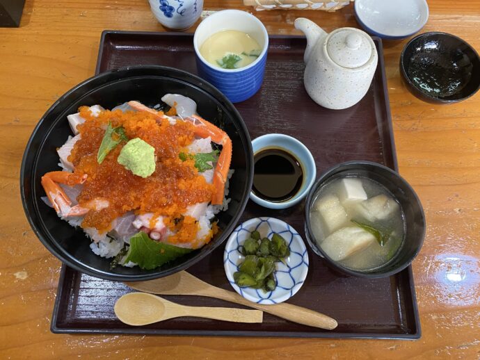 さかな工房の海鮮丼大盛り