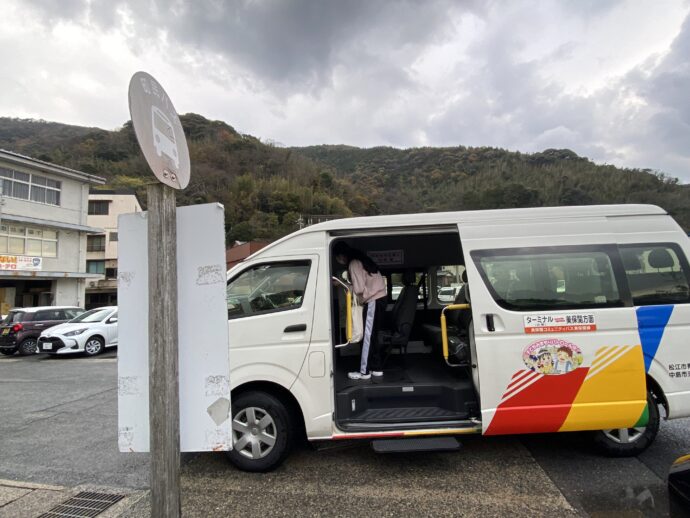 漁協の駐車場のバス停