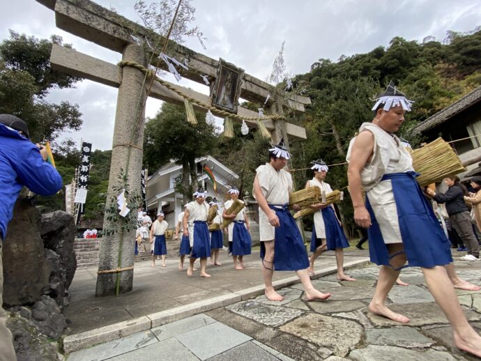 海に向かう男性