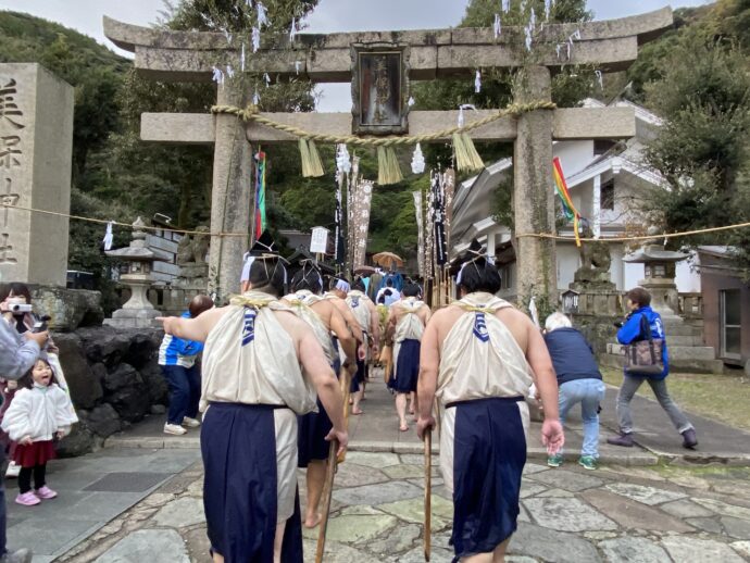 下船した男性たち