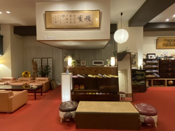 美保館のロビー