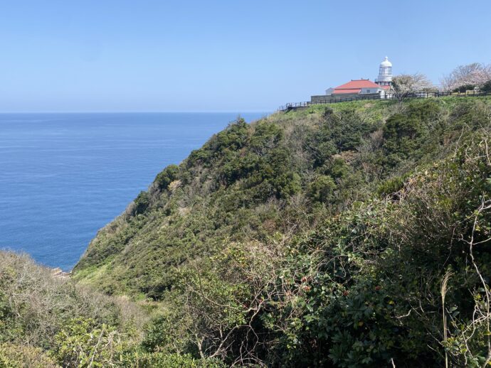 遠くに見える美保崎灯台