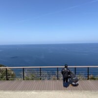 海を見つめるバイクの人