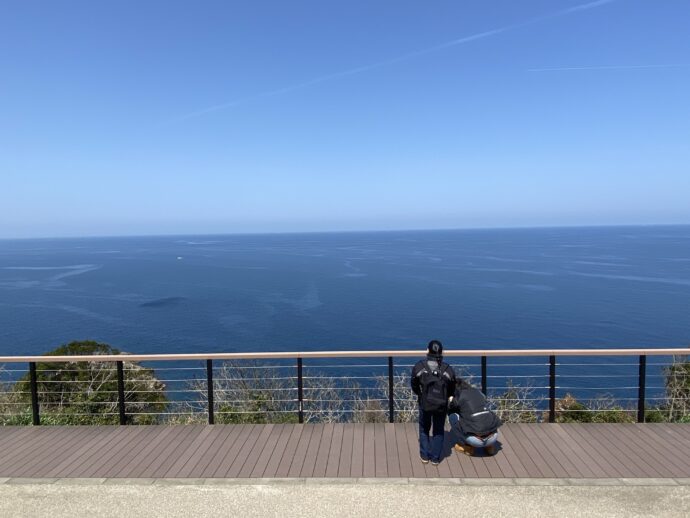 海を見つめるバイクの人