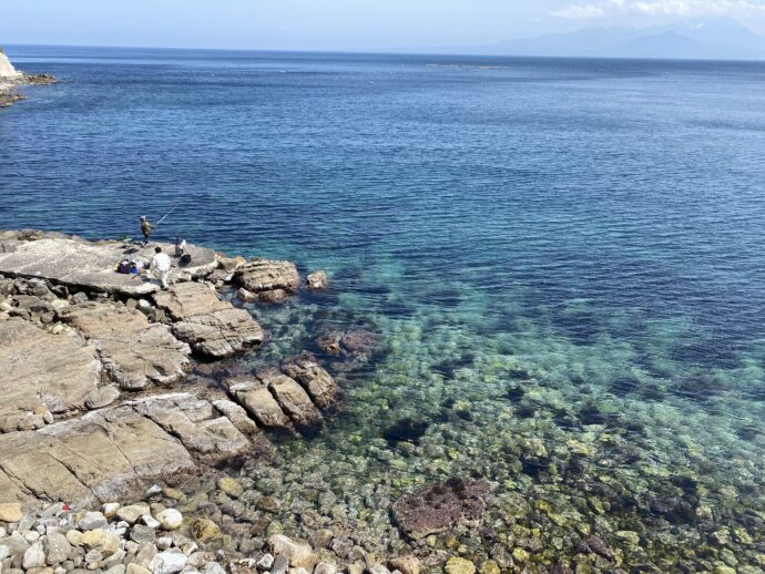 美しい海と釣り人