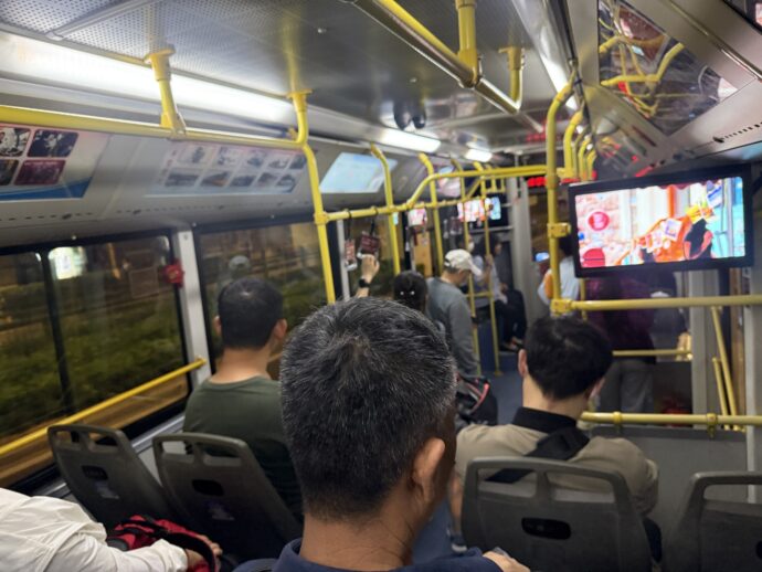 バス車内