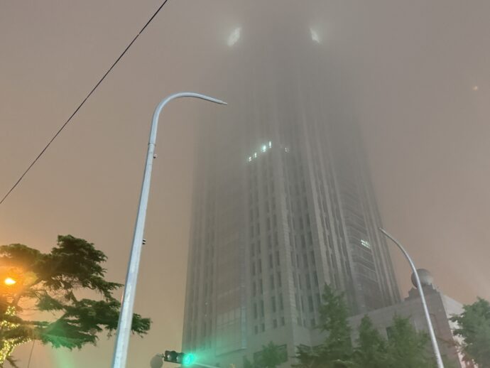 濃霧の中のビル