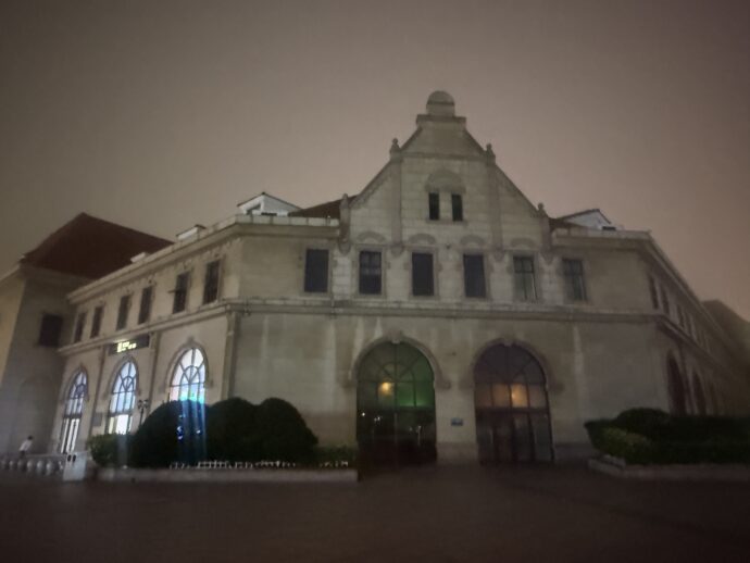 夜の青島駅