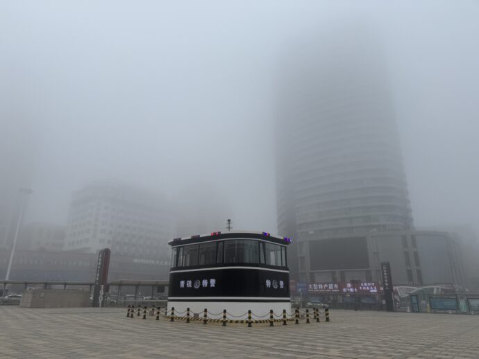 濃霧の中の青島駅前