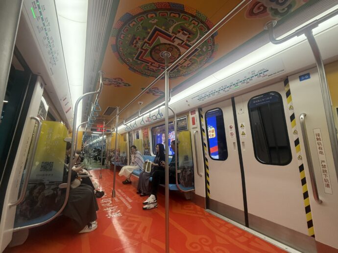 中華風デザインの車両
