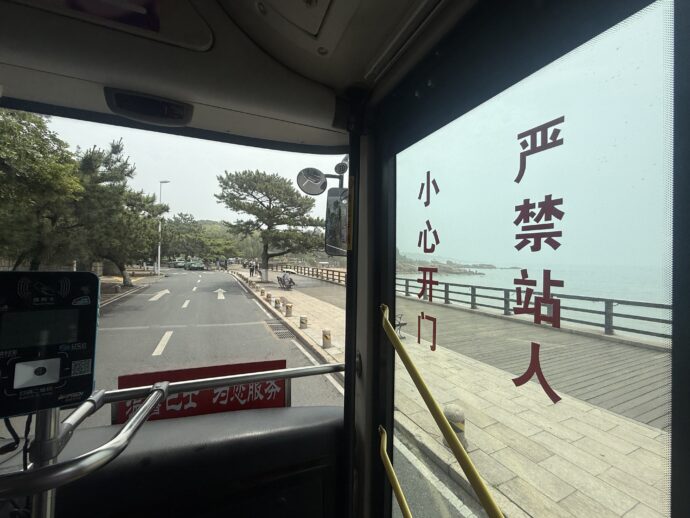 海沿いを走るバス