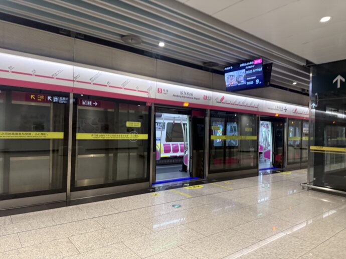 膠東空港駅ホーム