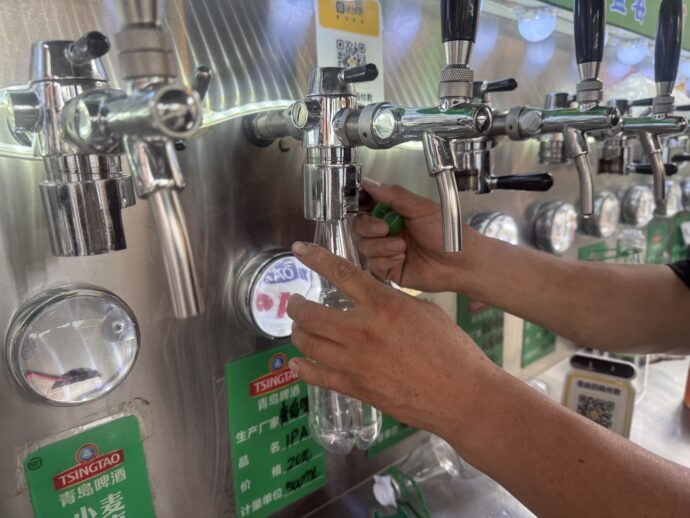 ビールを注ぐ男性