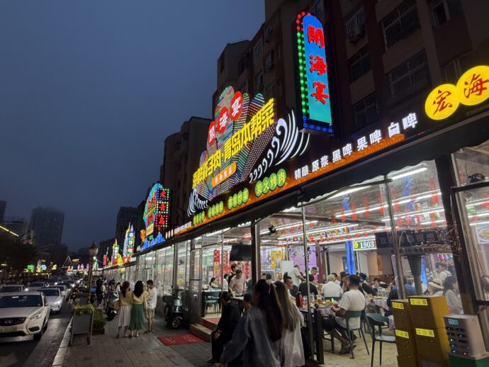 夜の青岛啤酒街