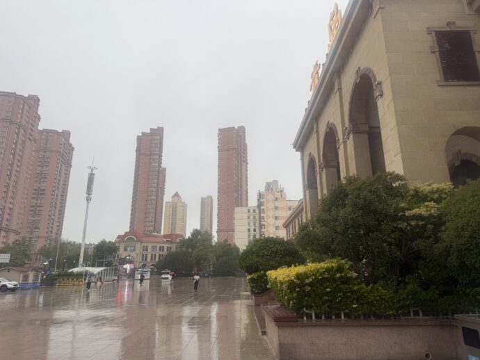 雨の青岛站