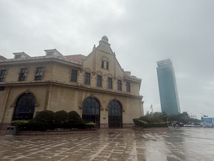 霧雨の青島駅