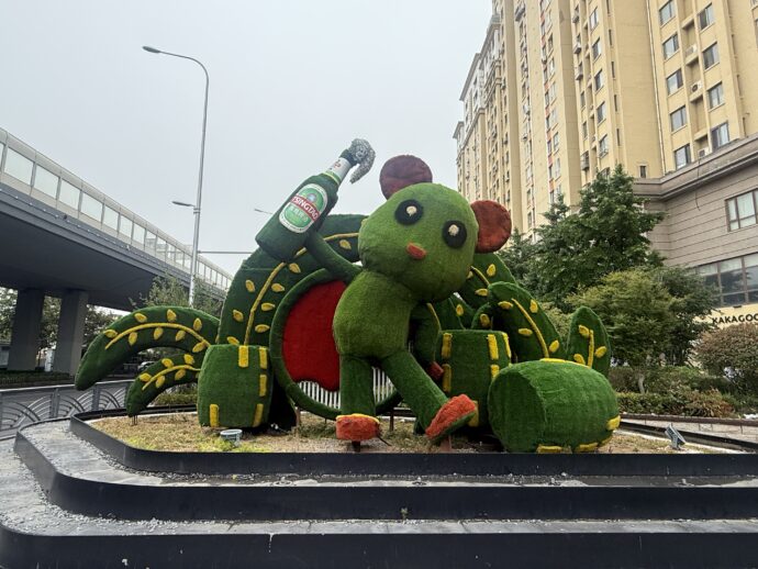 植木のビールモニュメント