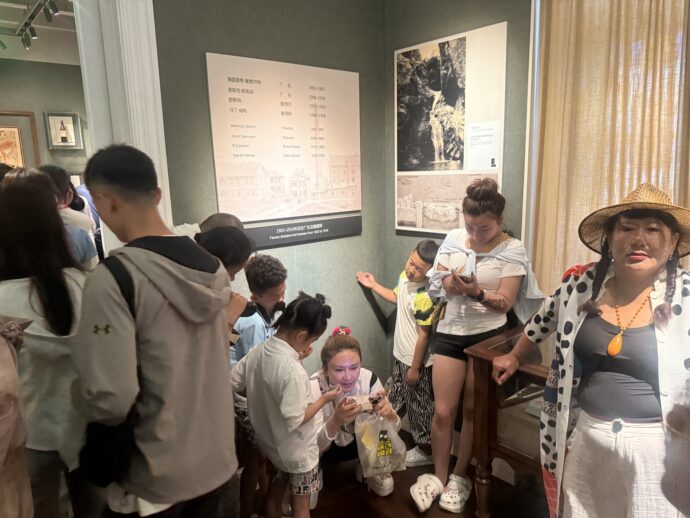 展示を見ない人々