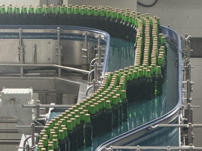 ラインに流れるビール