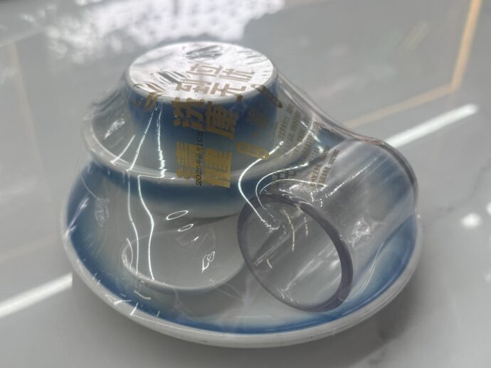 ラップパックされた食器一式