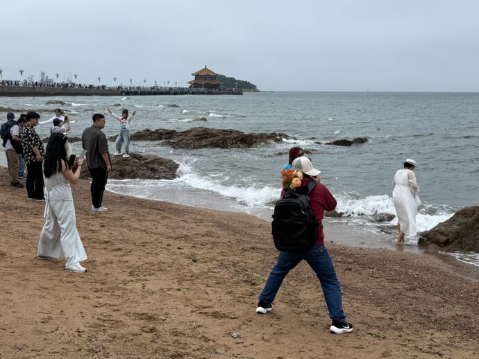 写真撮影する女性