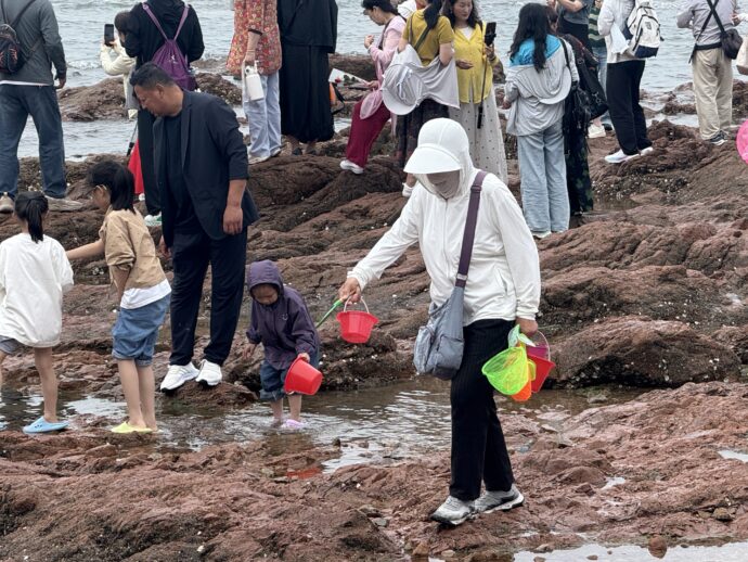バケツを販売する女性