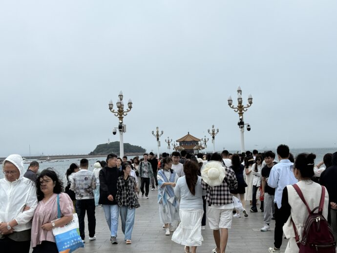 青島桟橋を歩く人