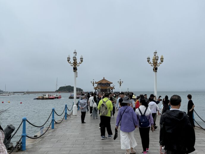 青島桟橋を歩く人