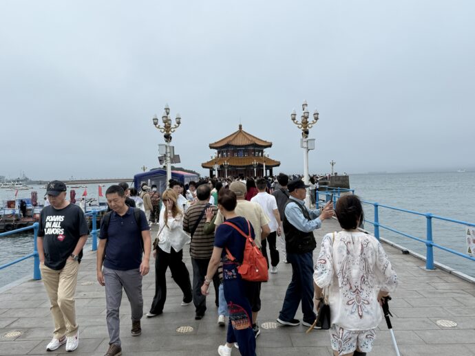 青島桟橋を歩く人