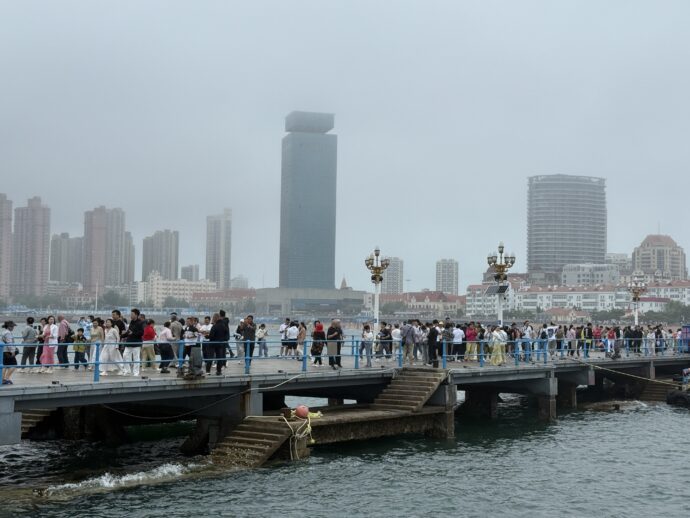 混雑する青島桟橋