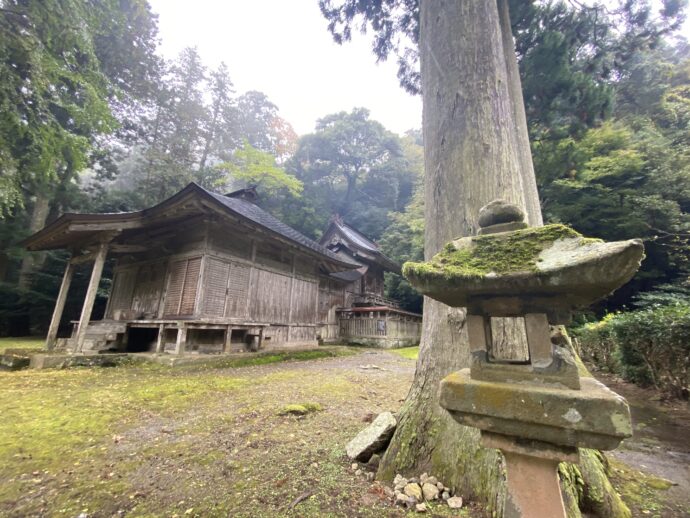 鰐淵寺の境内