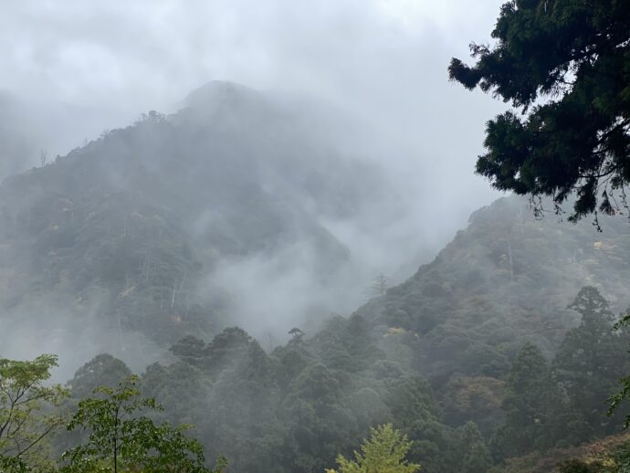もやかのかかる山あい