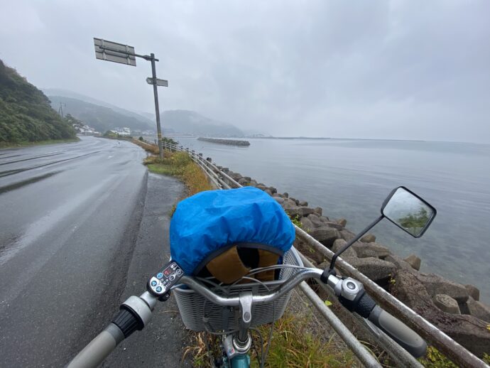 海沿いの道を走る自転車