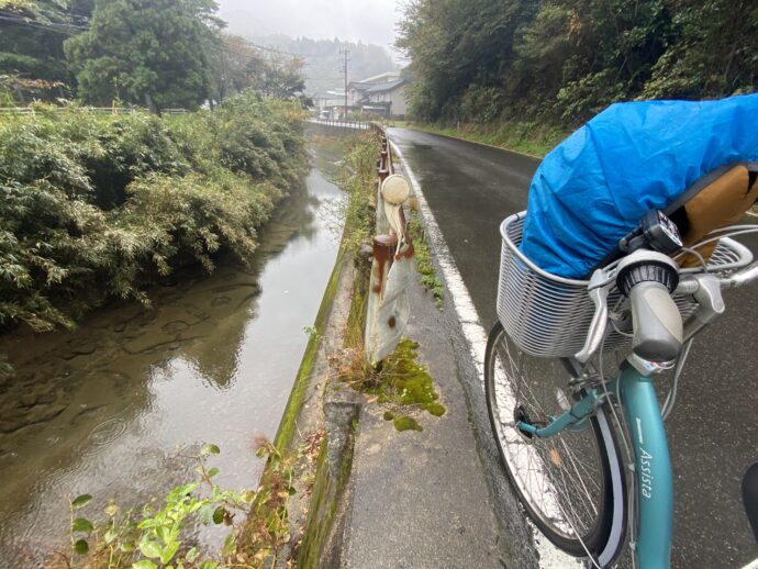 川沿いの道を走る自転車