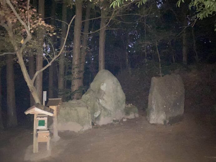 ポストと石