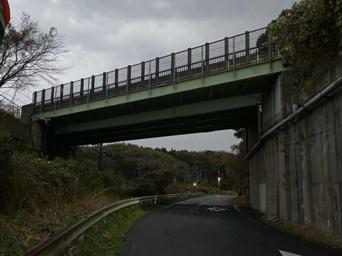 高架下の道路