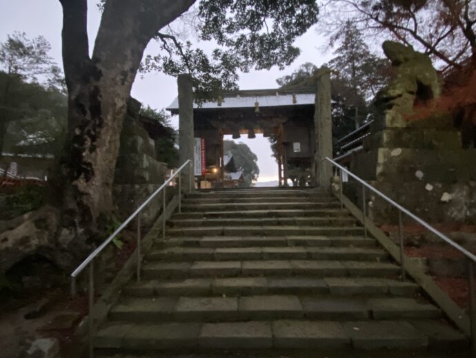 揖夜神社への階段