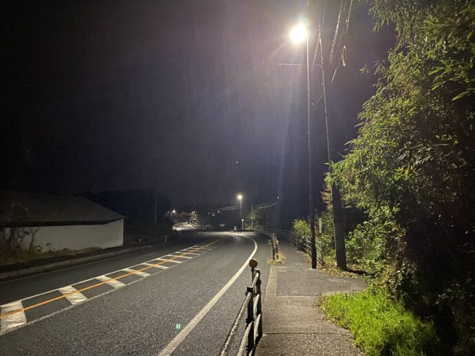 真っ暗な国道