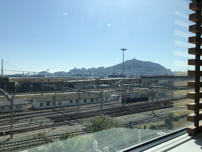 窓から見える線路
